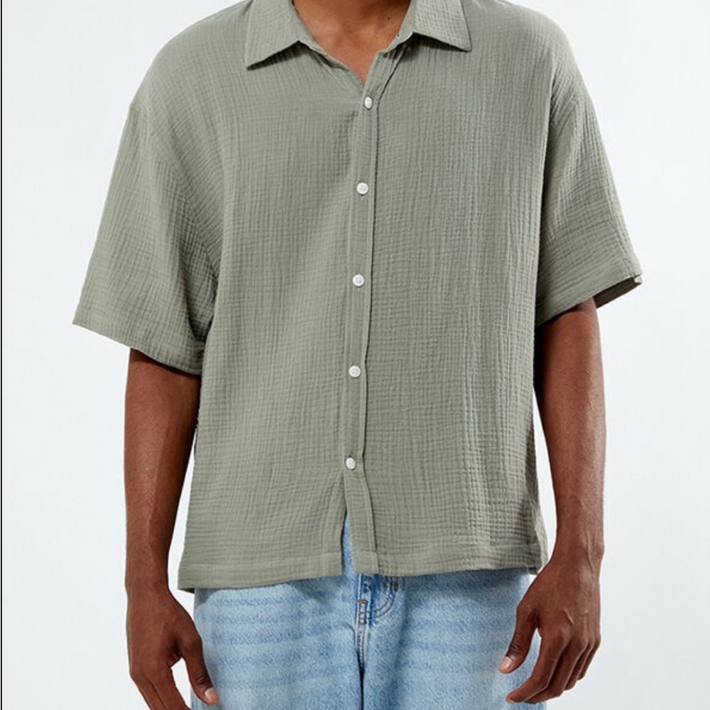 PacSun Men's shadow green Cropped style button down Boxy Gauze Shirt top SMALL
